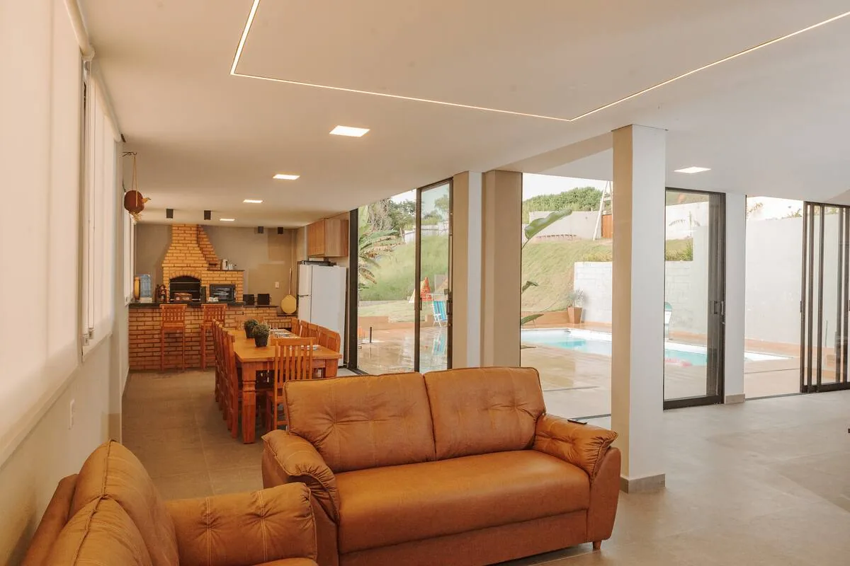 Sala de estar com vista para a natureza